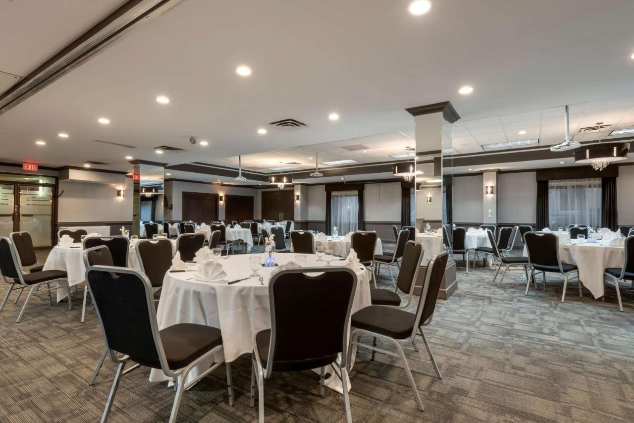 Best Western Plus Village Park Inn YYC Exterior foto