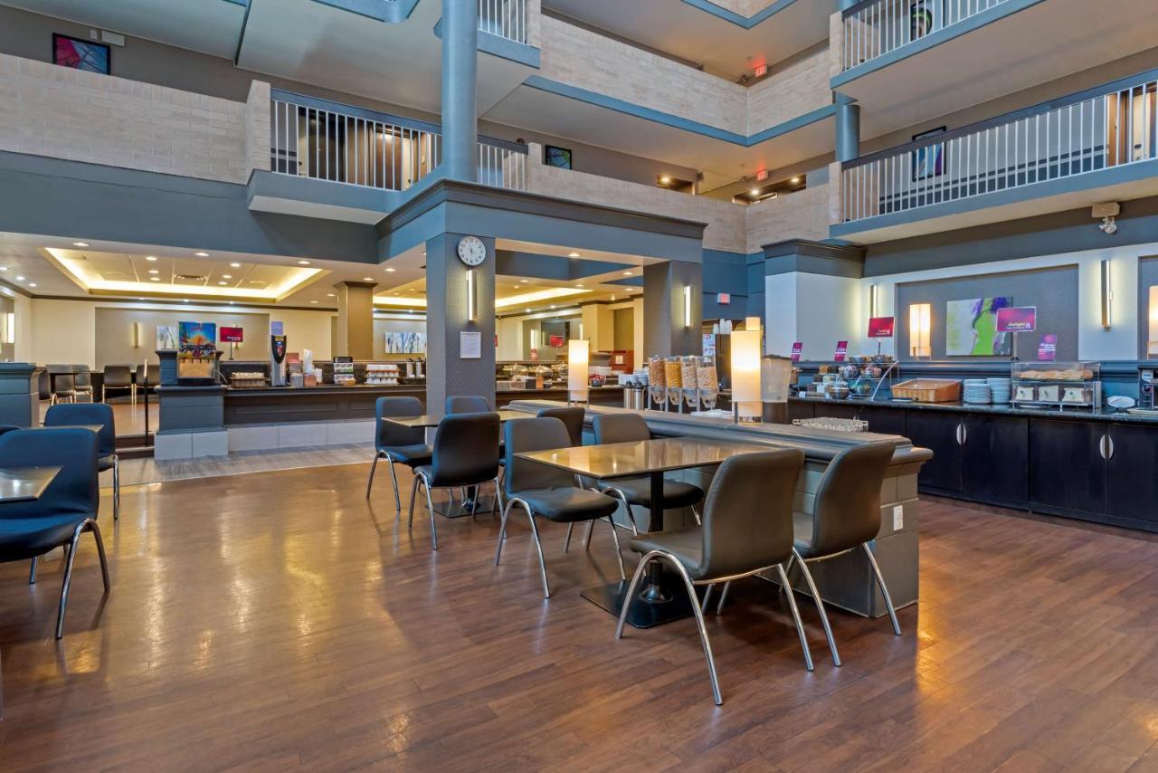 Best Western Plus Village Park Inn YYC Exterior foto